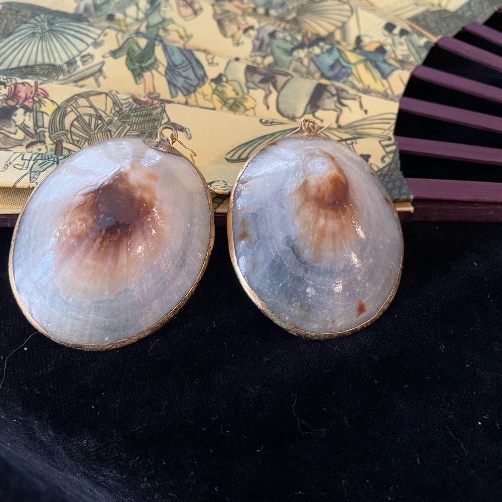 Vintage fabulous shell earrings